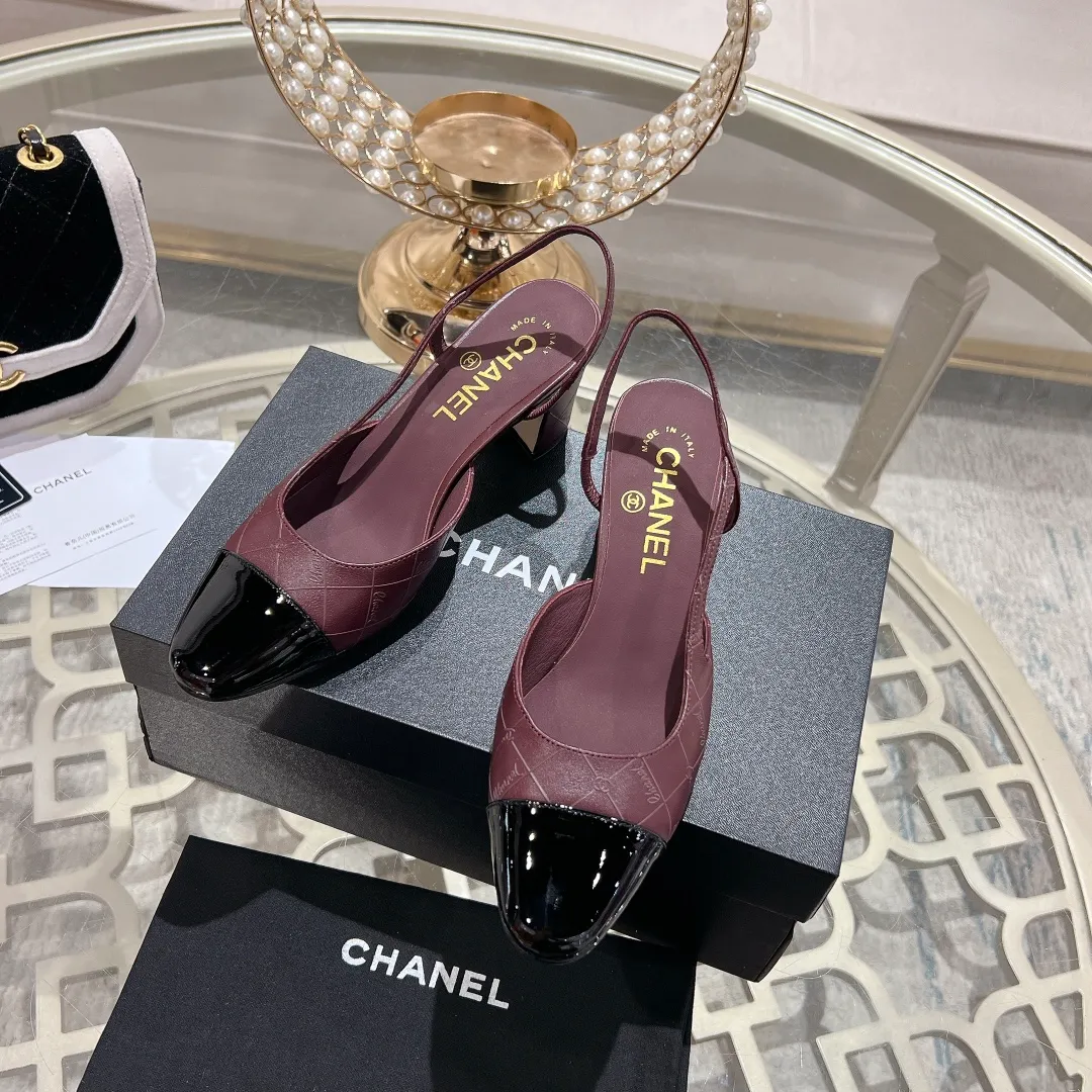 👟👟Ex-factory price 540👟👟 CHANEL Xiangjia 24vs spring and summer new fashion sandals series... Chanel is a very comprehensive noble fashion lifestyle brand. The same models are sold by major fashion bloggers and celebrities in Hong Kong, the United States, and other countries. They are simply beautiful. I fall in love with elegance and the playful sense of the future. I want to own them right away just by looking at them. But you can really think about a pair of exquisite high heels. This series is specially designed for extraordinary and indifferent ladies to create a unique overall effect. CHANEL designs products that inspire women to move forward and highlight their charm... 1️⃣Material: Original customized patent leather + imported sheepskin 2️⃣Inner lining: Original customized imported sheepskin 3️⃣Feet: Original customized imported sheepskin 4️⃣Outsole: Genuine leather sole imported from Italy 5️⃣Heel height: 2.5cm/6.5cm/9cm 6️⃣Number: 34-43 (34.40.41.42.43 customization is not returnable) 7️⃣Packaging: The latest and exquisite full set of packaging at the counter